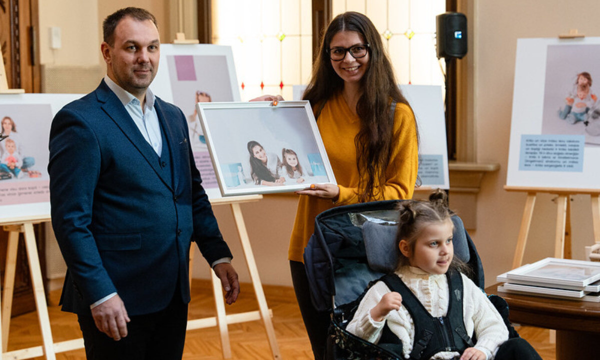 Saeimā notiek Latvijas Reto slimību alianses fotoizstāde “Dzīvība ir vērtība”